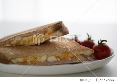 手軽に作れるハム玉子ホットサンド 103432333