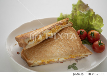 簡単に作れるハム玉子ホットサンド 103432366