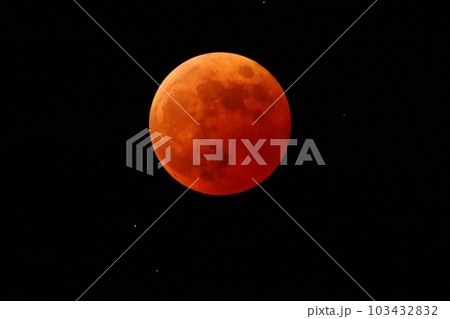 2022年11月8日の月食　銅色の月　天体現象 103432832