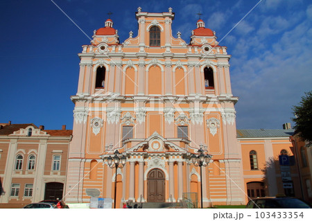 北欧バルト三国リトアニアの世界文化遺産のヴィリニュス歴史地区旧市街 ピンクの外壁の聖カジミエル教会 北欧バルト三国リトアニアの世界文化遺産のヴィリニュス歴史地区旧市街 ピンクの外壁の聖カジミエル教会 103433354