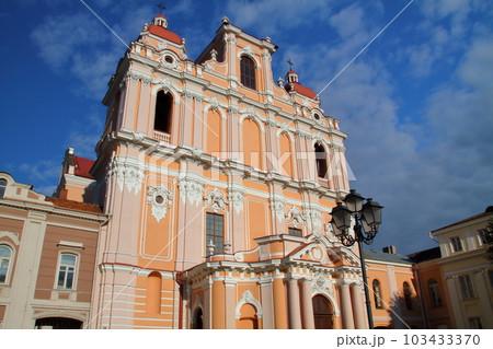 北欧バルト三国リトアニアの世界文化遺産のヴィリニュス歴史地区旧市街　ピンクの外壁の聖カジミエル教会 103433370