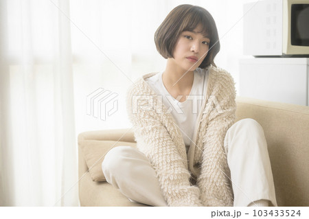 ソファでくつろぐ若い女性(ブラックミストフィルター) ソファでくつろぐ若い女性(ブラックミストフィルター) 103433524