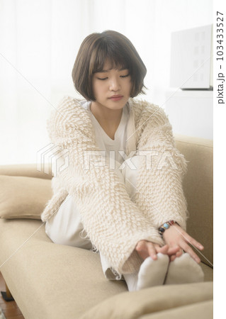 悩みがある若い女性 103433527