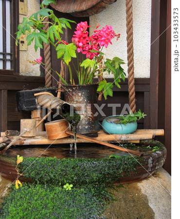 和風建築の一角、つくばい様の装飾 103433573