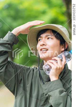 トレッキングをする若い男性 103433752