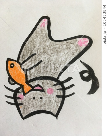 おもちゃのまたたび入り魚で遊ぶ猫 おもちゃのまたたび入り魚で遊ぶ猫 103433944