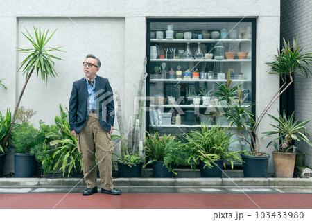 ミドルエイジの男性のポートレート 103433980