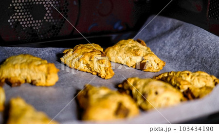 三角のスコーンを焼く 103434190
