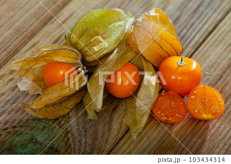 Cape gooseberry physalis on wooden background Cape gooseberry physalis on wooden background 103434314