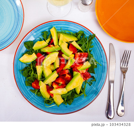Healthy salad with arugula, tomatoes and avocado 103434328