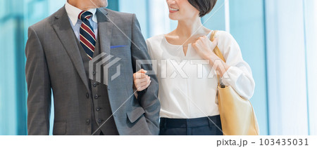 仕事終わりにデートするスーツを着た夫婦 103435031