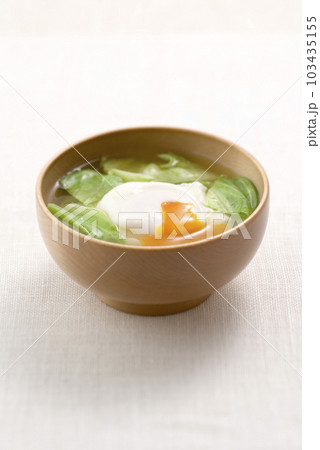 キャベツに落とし卵で、子どもも喜ぶみそ汁に 103435155