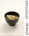 焼きなすをみそ汁に入れて大人の味わい 103435160