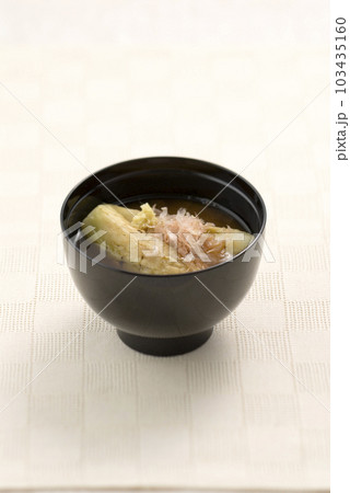 焼きなすをみそ汁に入れて大人の味わい 103435160