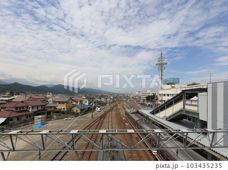 JR伊予西条駅の跨線橋から下り方向を見る 103435235