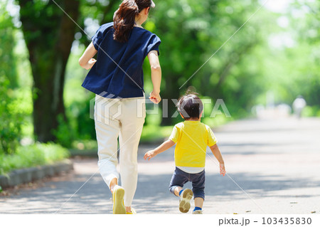 走る親子の後ろ姿 走る親子の後ろ姿 103435830