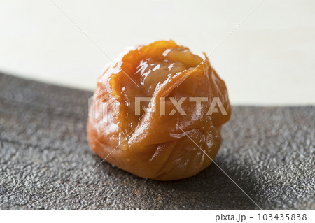 梅干を開いたシズル写真 103435838