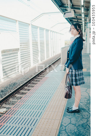 制服姿の女子高生 制服姿の女子高生 103435955