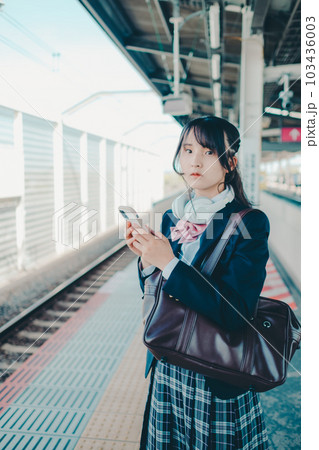 スマホを持って佇む女子高生 スマホを持って佇む女子高生 103436003