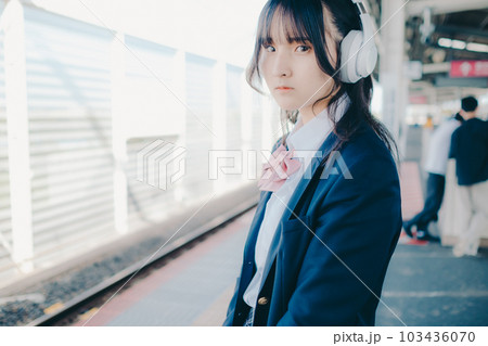 ヘッドフォンで音楽を聴く女子高生 103436070