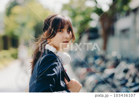 街中で佇む女子高生 103436107