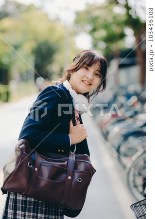 街中で佇む女子高生 103436108