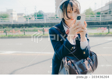 バス停に佇む女子高生 103436264