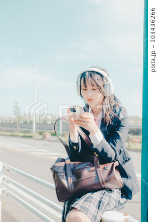 バス停に佇む女子高生 103436266