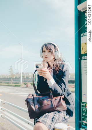 バス停に佇む女子高生 103436267