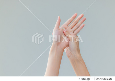 女性の手 女性の手 103436330