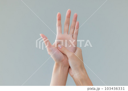 女性の手 女性の手 103436331