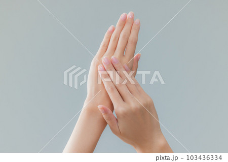 女性の手 女性の手 103436334