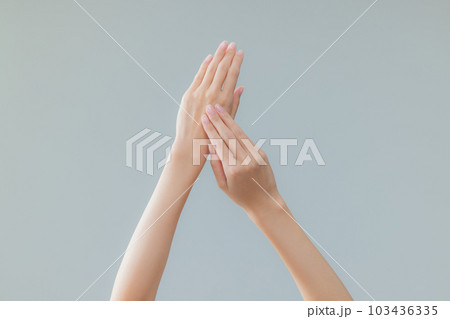 女性の手 103436335