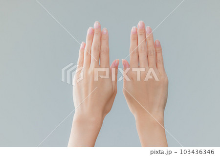 女性の手 103436346