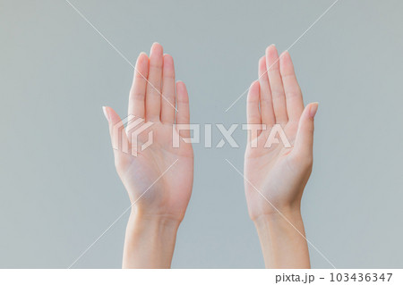 女性の手 103436347