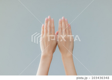 女性の手 103436348