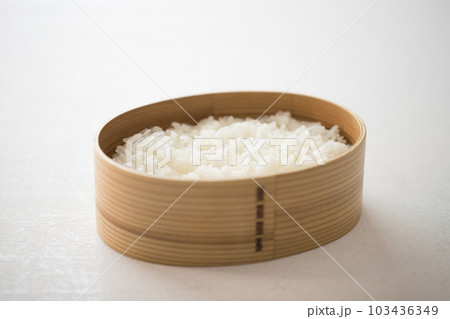 ご飯を詰めた曲げわっぱ ご飯を詰めた曲げわっぱ 103436349
