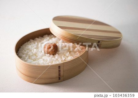 ご飯を詰めた曲げわっぱ 103436359