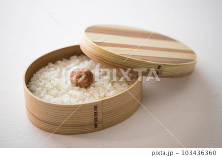 ご飯を詰めた曲げわっぱ 103436360