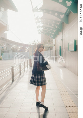 街中を歩く女子高生 103436380