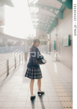 街中を歩く女子高生 103436381