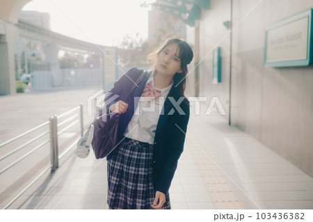 街中を歩く女子高生 103436382