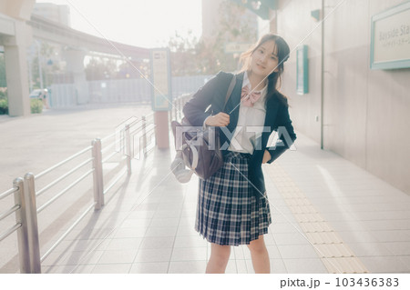 街中を歩く女子高生 街中を歩く女子高生 103436383