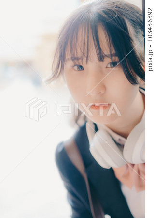 街中を歩く女子高生 103436392