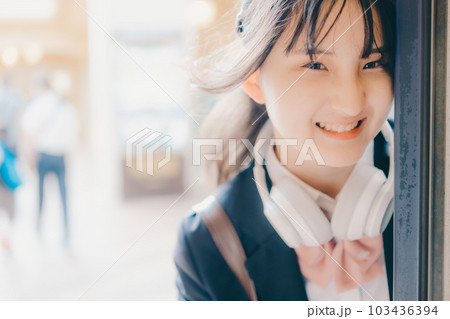 街中を歩く女子高生 103436394