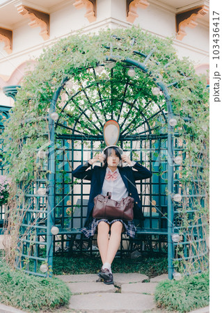 ベンチに座る女子高生 103436417