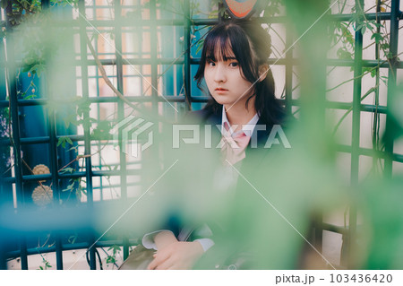 ベンチに座る女子高生 103436420