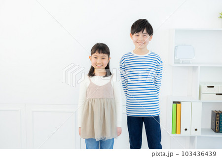 小学生の兄妹　 103436439