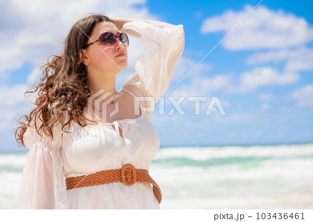 真夏の海でサングラスをかけた白人の女性 真夏の海でサングラスをかけた白人の女性 103436461