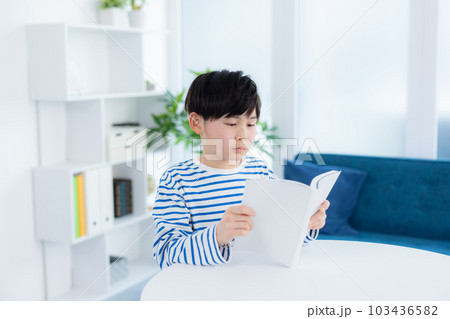 リビングの小学生の男の子 103436582